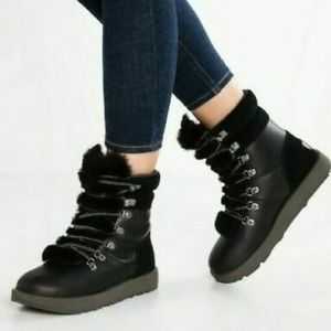 UGG Women’s Vicki Waterproof Boot, size 8